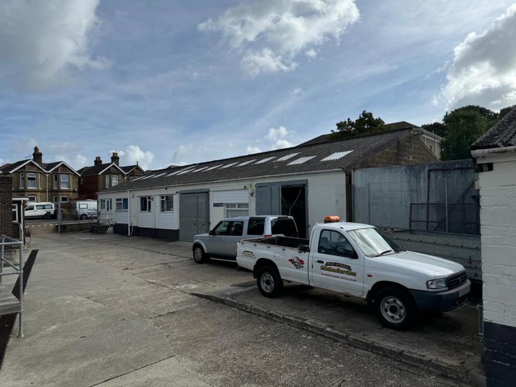 Lot: 18 - FREEHOLD COMMERCIAL INVESTMENT - row of storage units
